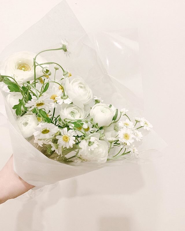 This simple beauty still available for Nanaimo delivery today between 2-5pm.
⠀⠀⠀⠀⠀⠀⠀⠀⠀
10 stems Vancouver Island grown ranunculus + 5 stems feverfew.
⠀⠀⠀⠀⠀⠀⠀⠀⠀
I think it would look best on a nightstand, a console table in the entranceway or separate