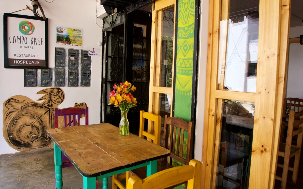 Campo Base is situated in the tourist square of Parque Ginebra in Huaraz. It’s a convenient location since it’s right across from my work. I’ve often found the service quick and friendly. I also like sitting outside as long as the sun’s out.