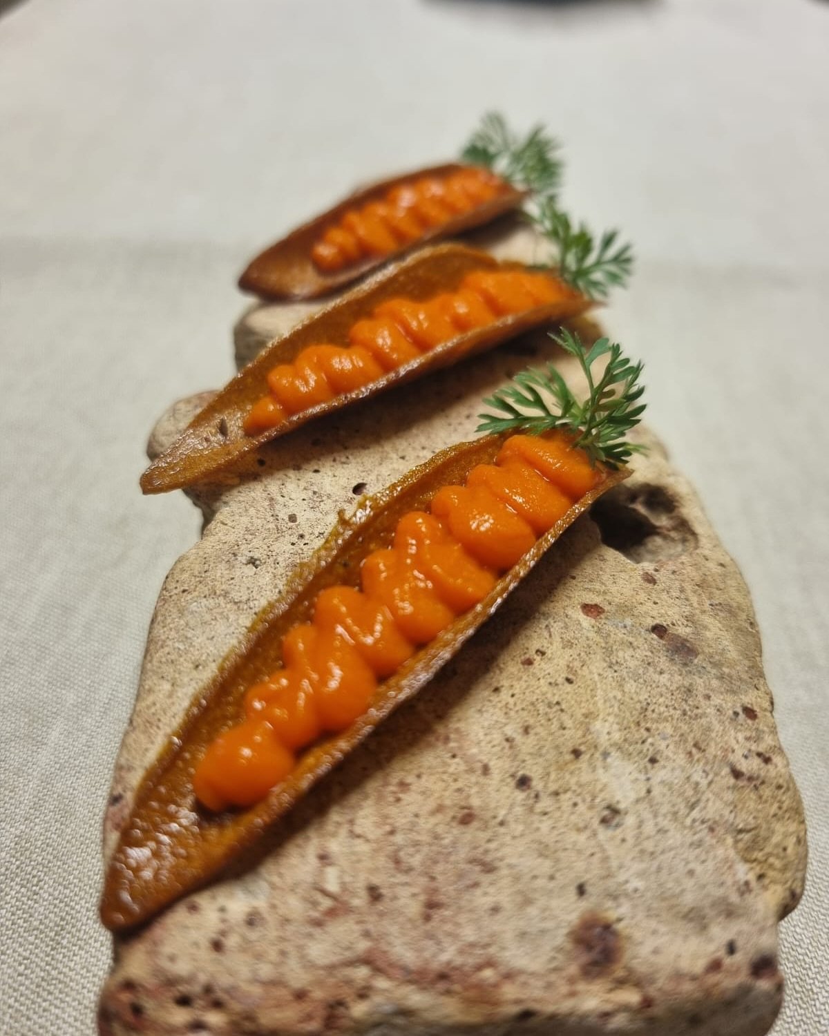 🎄✨ Il Natale &egrave; ancora nell&rsquo;aria. 
Ieri lo abbiamo celebrato con un pranzo e un&rsquo;atmosfera magici. 
Swipe per vedere alcuni dei piatti che hanno reso questa giornata speciale. 👉🏻🍽️

Qual &egrave; il tuo piatto preferito?
Faccelo 