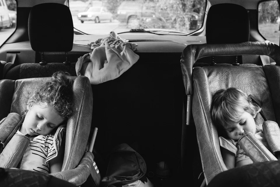 Dos ninas asleep in their baby seats