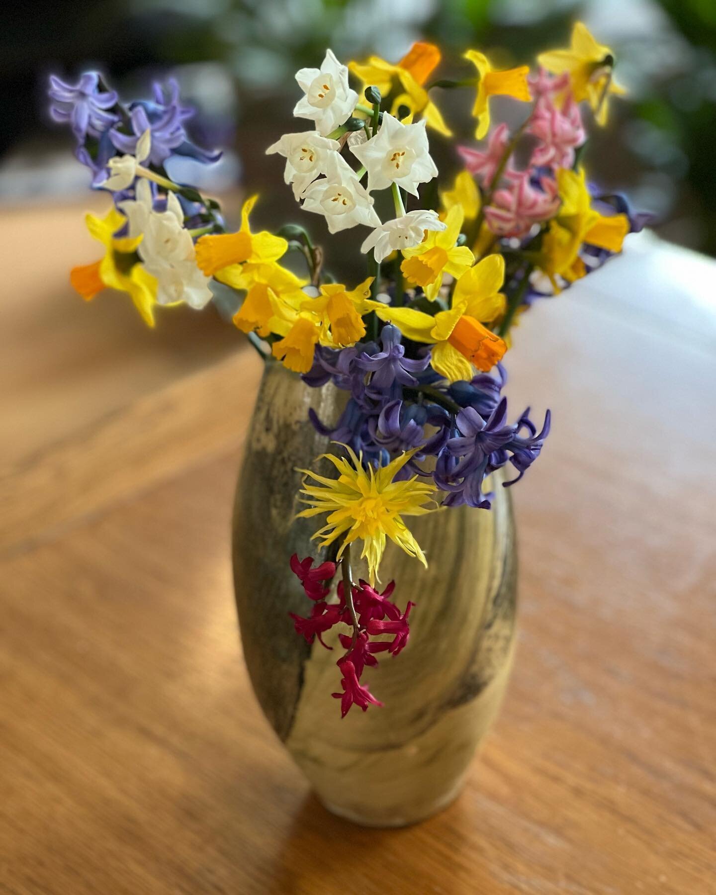 The simple Spring posies from a friend&rsquo;s garden are always the best. Thank you Helen x Notice the way that the flowers can cascade through the slices cut out from the sides of the vase #springposies #gardenflowers #flowervases