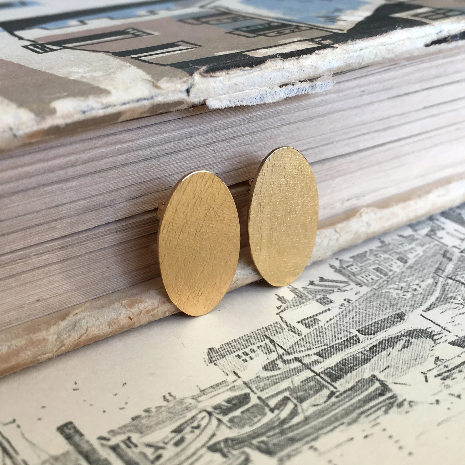 HannahLouiseLamb-oval-driftwood-studs-gold.jpg