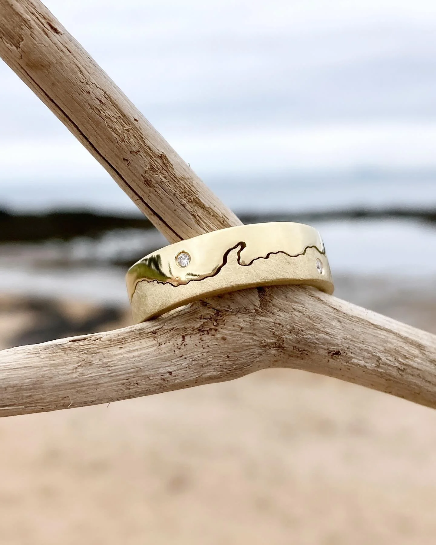 18ct Gold wide band wedding ring featuring the coast of Madeira