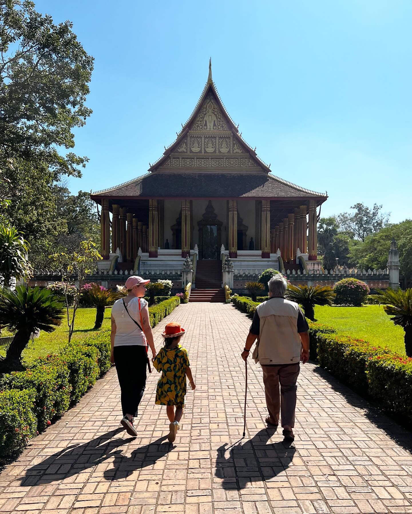 VISITES 🙏 - On a sorti nos plus beaux ensembles banane 🍌 (vous comprendrez avec les photos 😂 Perso j&rsquo;adore !!!) pour visiter, sous une chaleur de plomb 🥵, les temples de Sisaket (mon beau-p&egrave;re passait par l&agrave; &agrave; pied pour