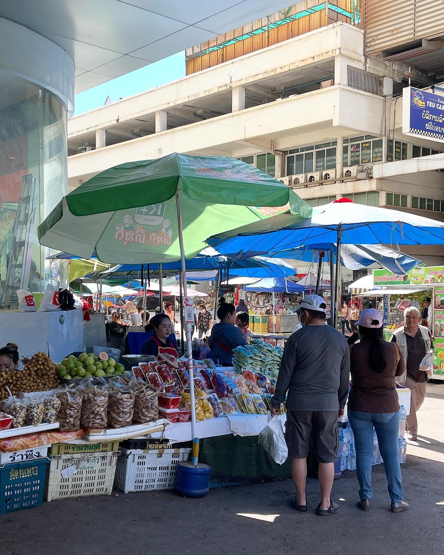 CAM&Eacute;RA ROLL - De la bouffe, les rang&eacute;es de clim 🌬️🙈, le march&eacute; 🍉🥬, Parkson LE centre commercial de Vientiane et la d&eacute;couverte des fast-food cor&eacute;ens @lotteria_kr 🍔, les aires de jeux trop bien pour les kids 👧🏻