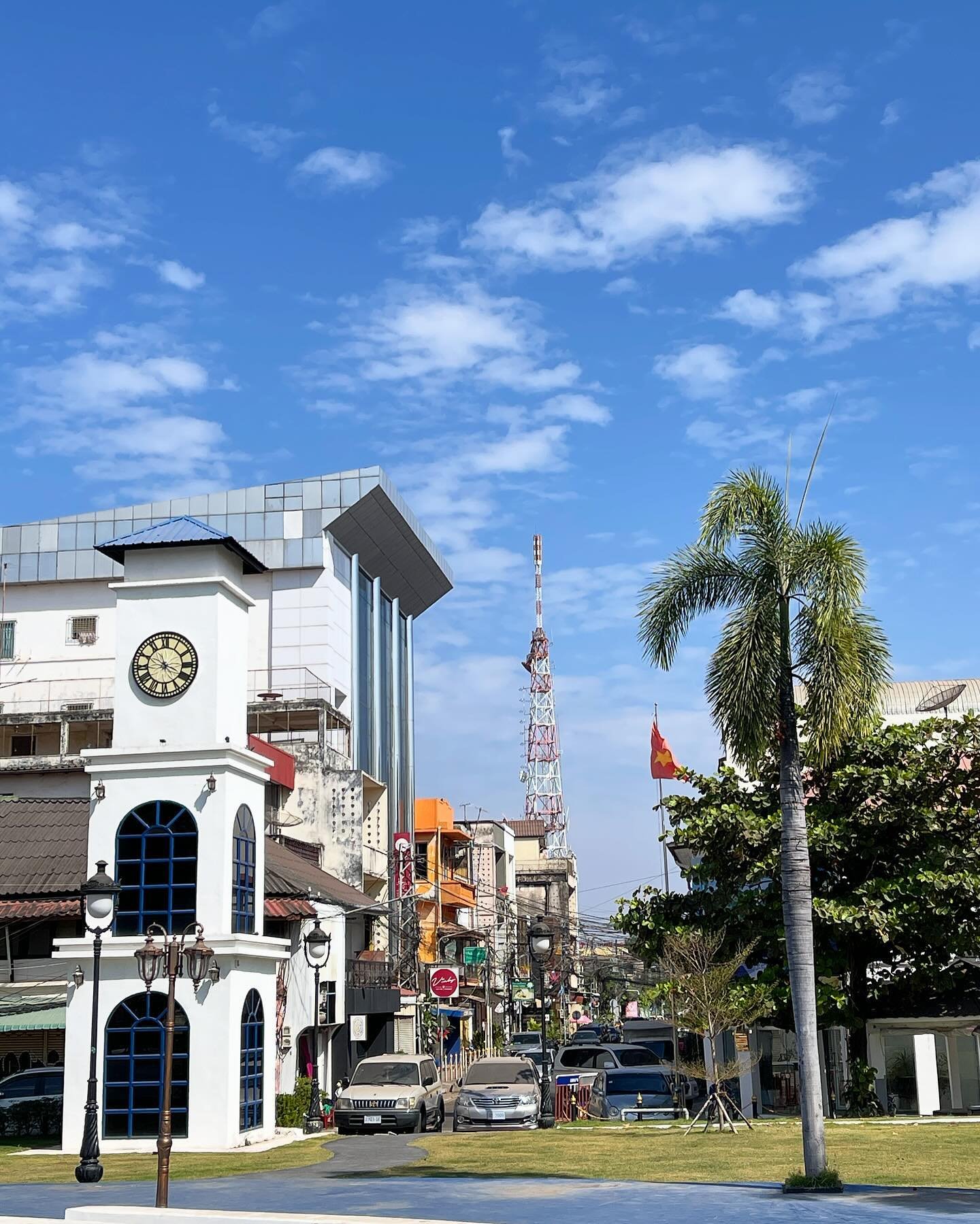 CITY TOUR - avant-dernier jour avant le grand d&eacute;part ✈️, on en profite pour visiter quelques endroits encore inconnus pour nous &agrave; Vientiane 🇱🇦
.
.
.
#elisabethinthavong #twinkylizzy #vientiane #vientianelaos #vientianelifestyle #laos 