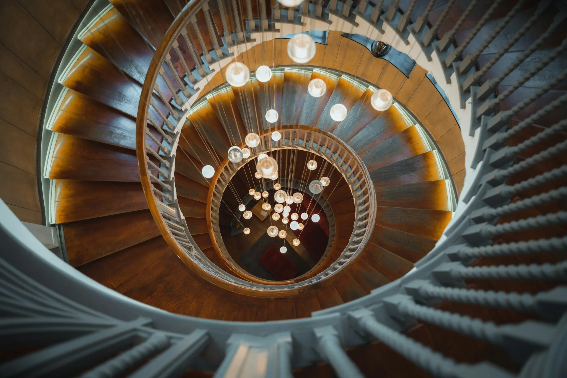 A spiral staircase with lights in the middle.