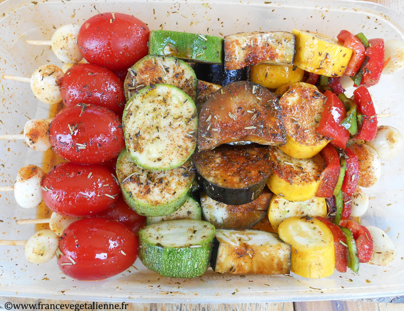 Brochettes de légumes en train de mariner