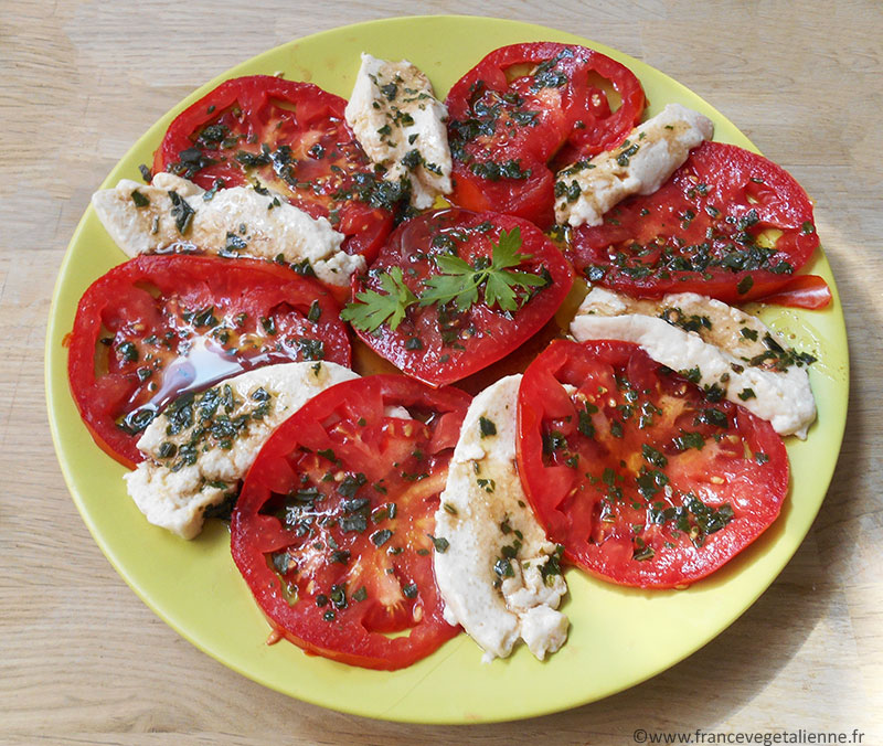 Salade tomate - mozza (recette végétalienne)
