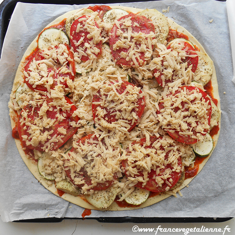 Râpé végétal sur une pizza (avant cuisson)