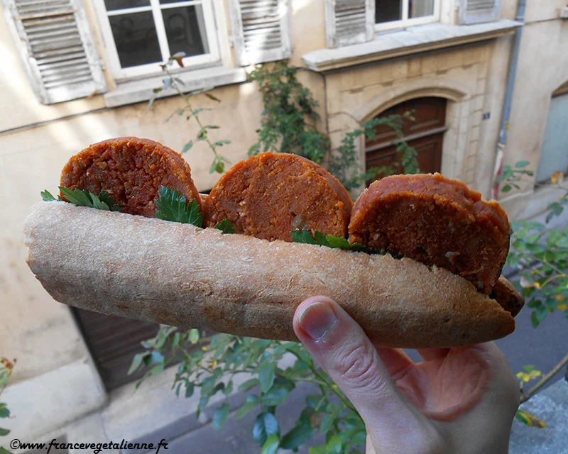 Saucisson à l'ail en sandwich (végétarien)