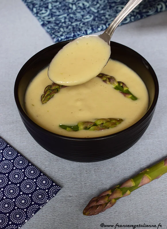 Velouté d'asperges blanches, décoration pointes d'asperges vertes (vegan)