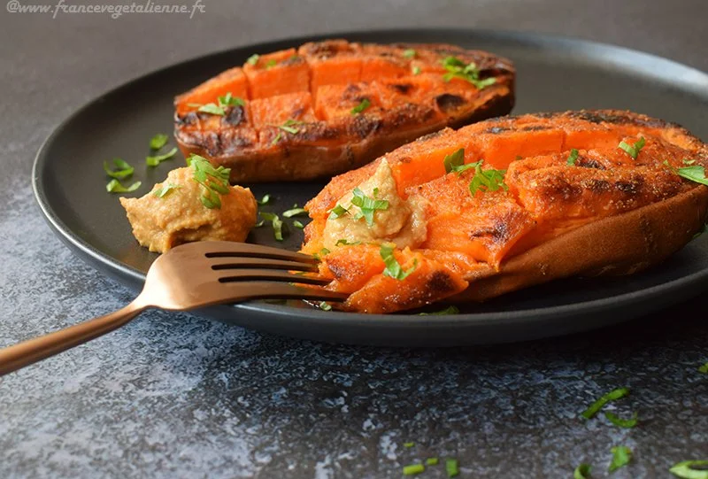Patates douces au four sauce houmous épicée — France vegetalienne