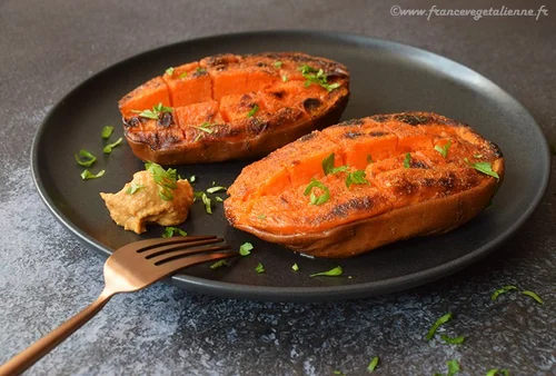 Patates douces au four sauce houmous épicée — France vegetalienne