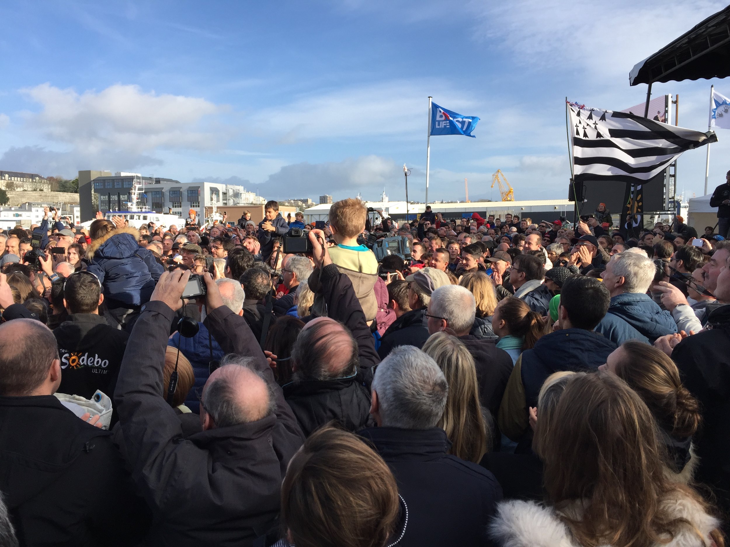 Arrivée de Thomas Coville, Trophée Jules Verne du Tour du Monde en solitaire à la Voile, Brest le 25 décembre 2016. Nouveau record : 49j3h.