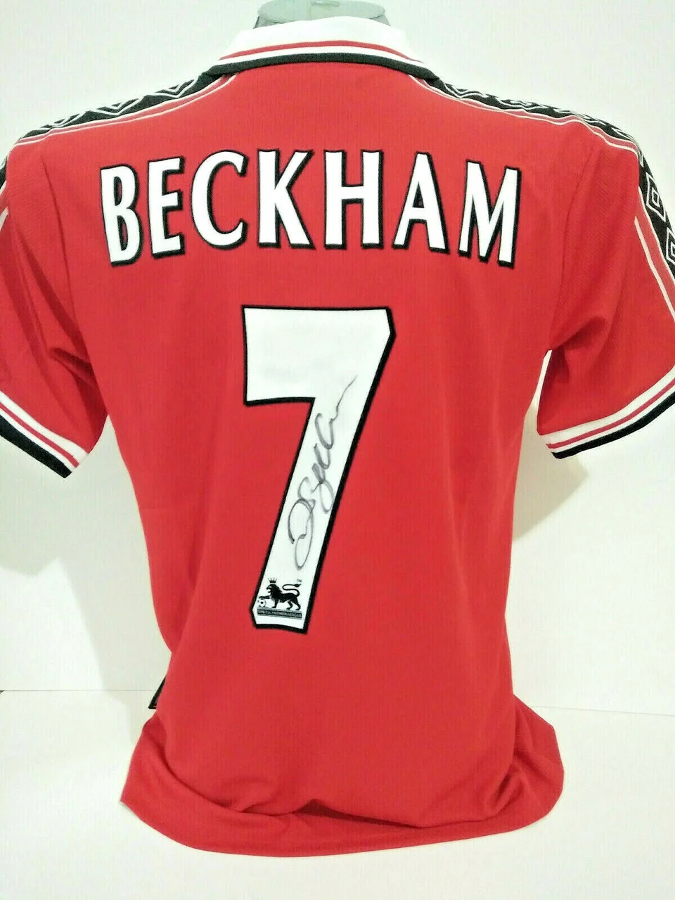 A Manchester United t-shirt signed by Beckham