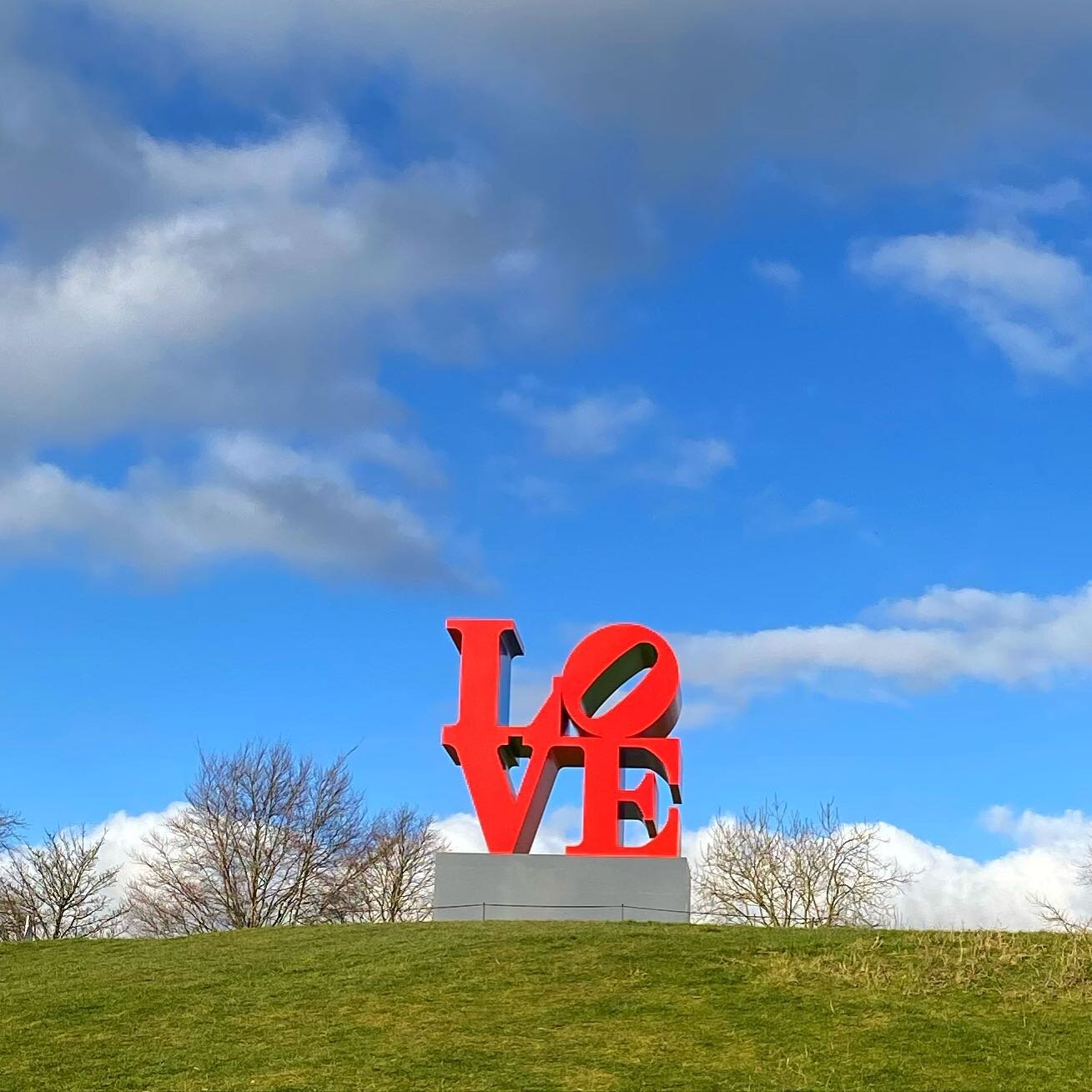 @greengroveweavers sending #love thinking of #ukraine #robertindiana #ysp #yorkshiresculpturepark #hope #peace #blueskies  #greengroveweavers