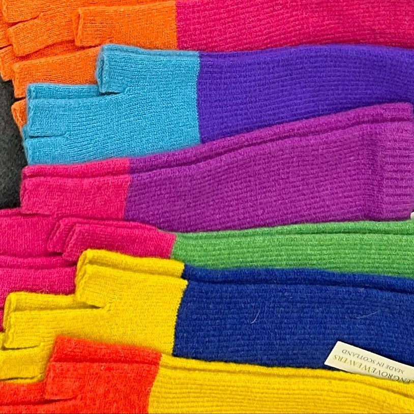 Great selections at @topdrawerlondon, a big thank you to all who visited @greengroveweavers 🙏

#greengroveweavers #fingerlessgloves #lovecolour #merinolambswool #madeinscotland #scarves #throws #hats #smallbusiness #topdrawerlondon