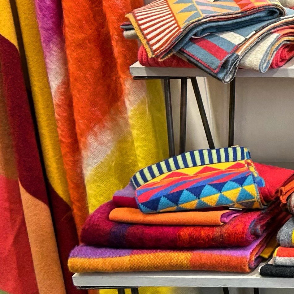 @greengroveweavers #homeandgiftharrogate nearly there! Here&rsquo;s to a great show! 🧡

#merinolambswool #madeinscotland #throws #gloves #scarves #hats