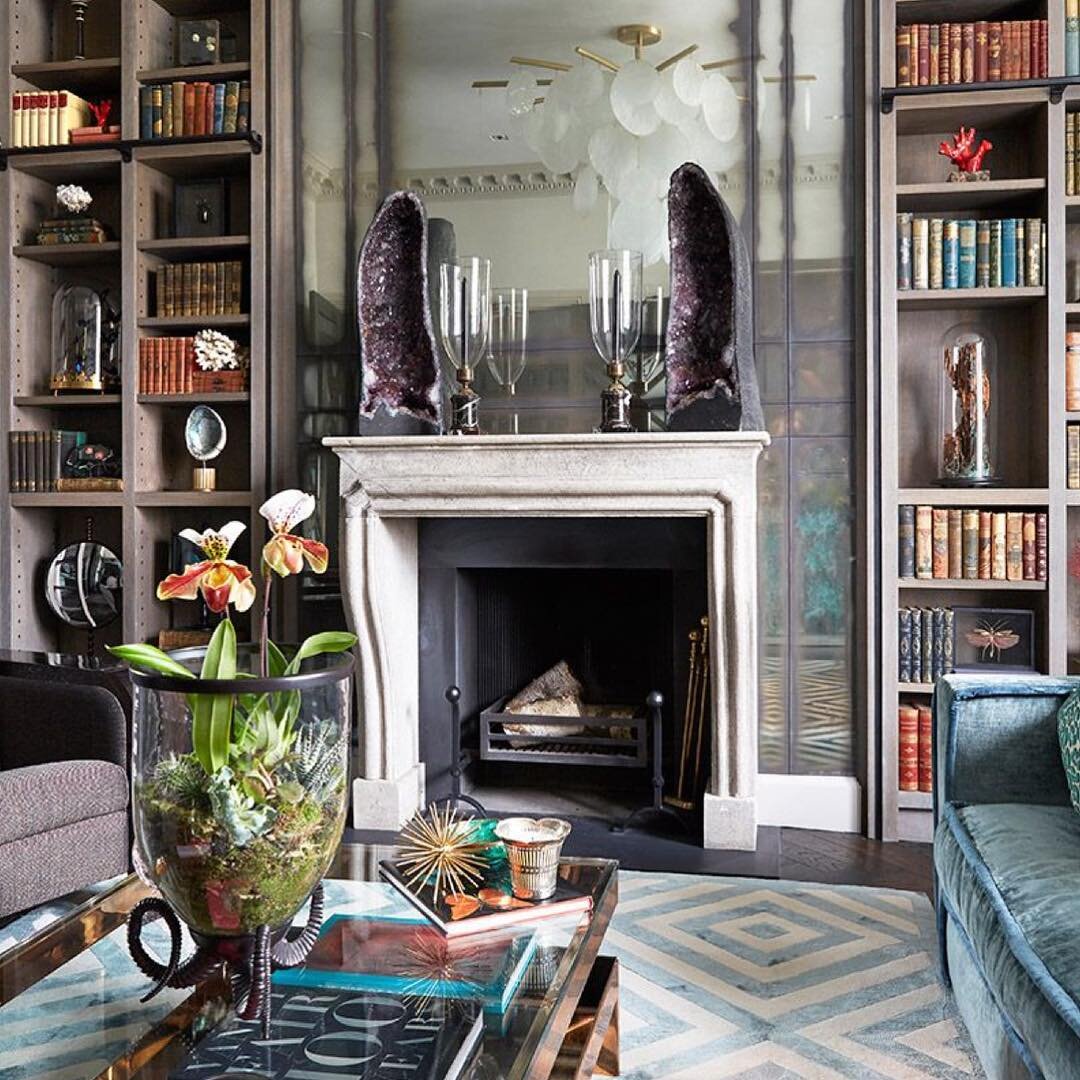 Fab bookshelves, mirror and oh my that pendant light 🤩from the amazing home of @trilbeygordoninteriors 🙌 #thedesignbug .
.
.
.
.
.
#bookshelves #mirror #fireplace #grey #rug #vintage #glamour #chandelier #lighting 
#colour #interiors #interiordesig