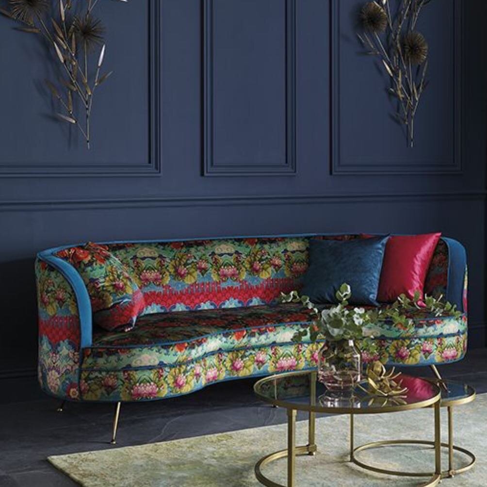 How gorgeous is this? I am loving the Little Palazzo collection of printed and woven velvets by @osborneandlittle. The collection was inspired by Venice and the magnificent palazzi on the Grand Canal constructed in varying styles at different periods
