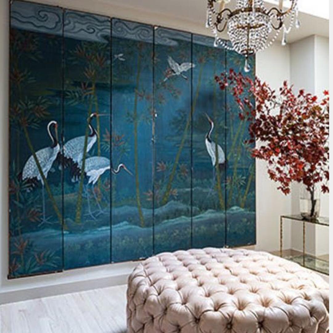 Dressing room goals 😍Design by @huntleycodesign 🙌 #thedesignbug .
.
.
.
.
.
#dressingroom #pouffe #vintage #glamour #blue #panelling #lighting #walkinwardrobe #birds #glamour
#colour #interiors #interiordesigner #design #decor #interiorinspiration 