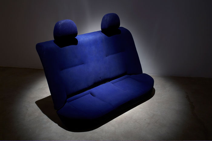  Curtis Mitchell,&nbsp; Pulp Fiction (detsil),&nbsp; 2009, video installation, hair (pillow), car seat, dimensions variable 