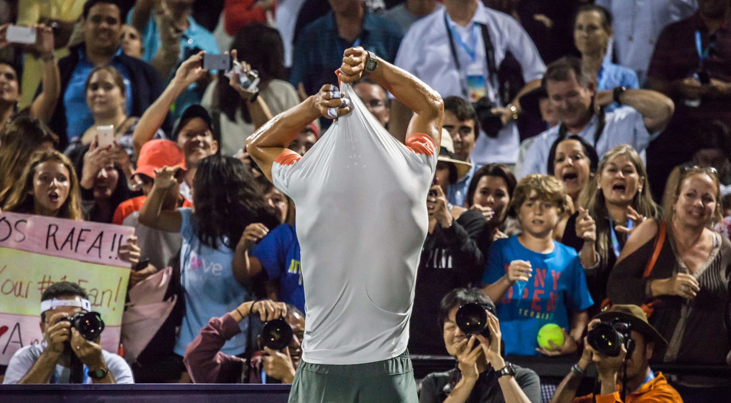 After winning the first set, Rafa Nadal starts his "changing shirts" routine" with his fans going crazy - Sony Open 2014