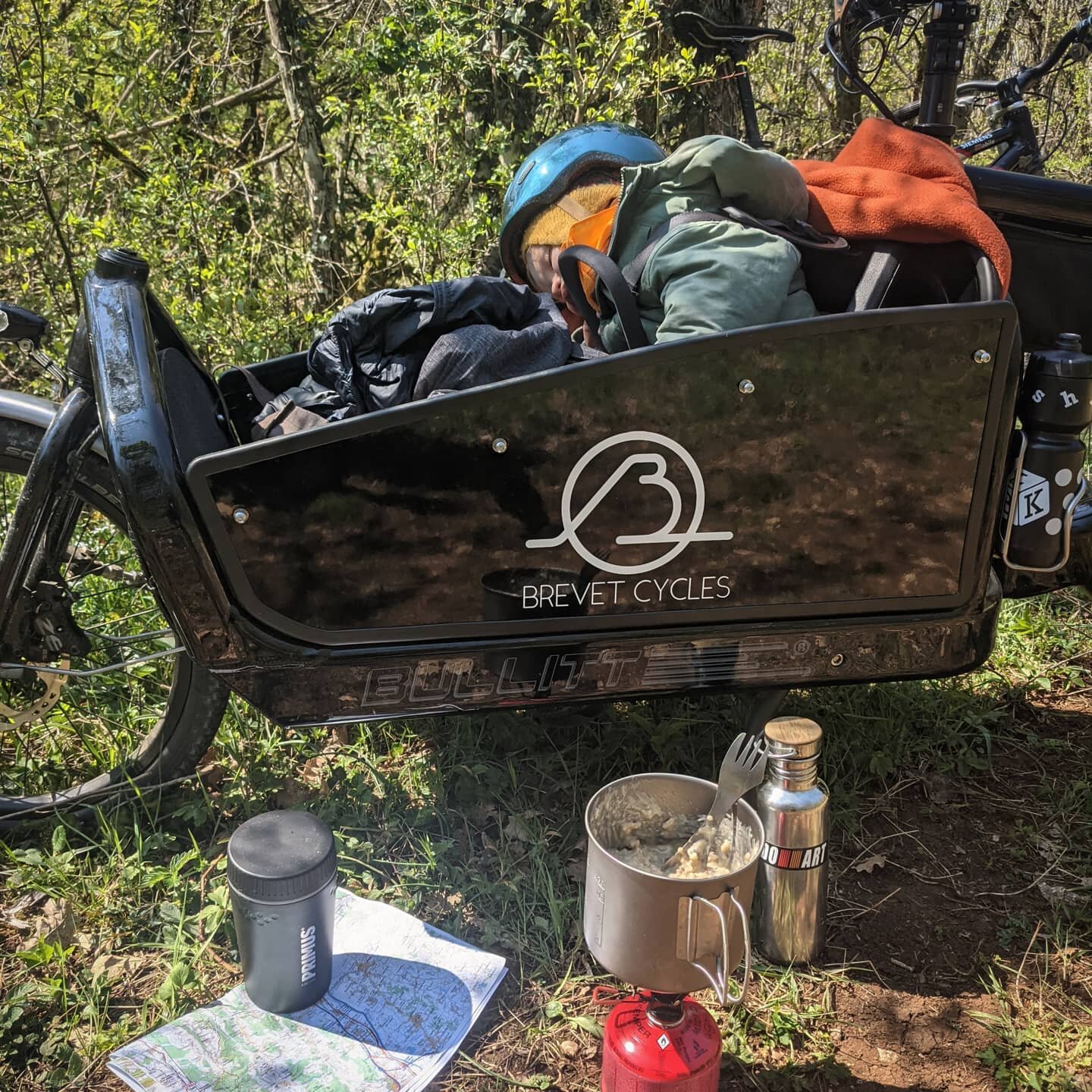 Aujourd'hui, Risotto forestier aux terrasses Tournusoises. De quoi continuer notre petite escapade familiale.
.
.
Menu of the day is woodland Risotto. Pitstop during our Lockdown Micro family adventure.
.
.
#microadventure .#outdoorcooking
#bullitt #