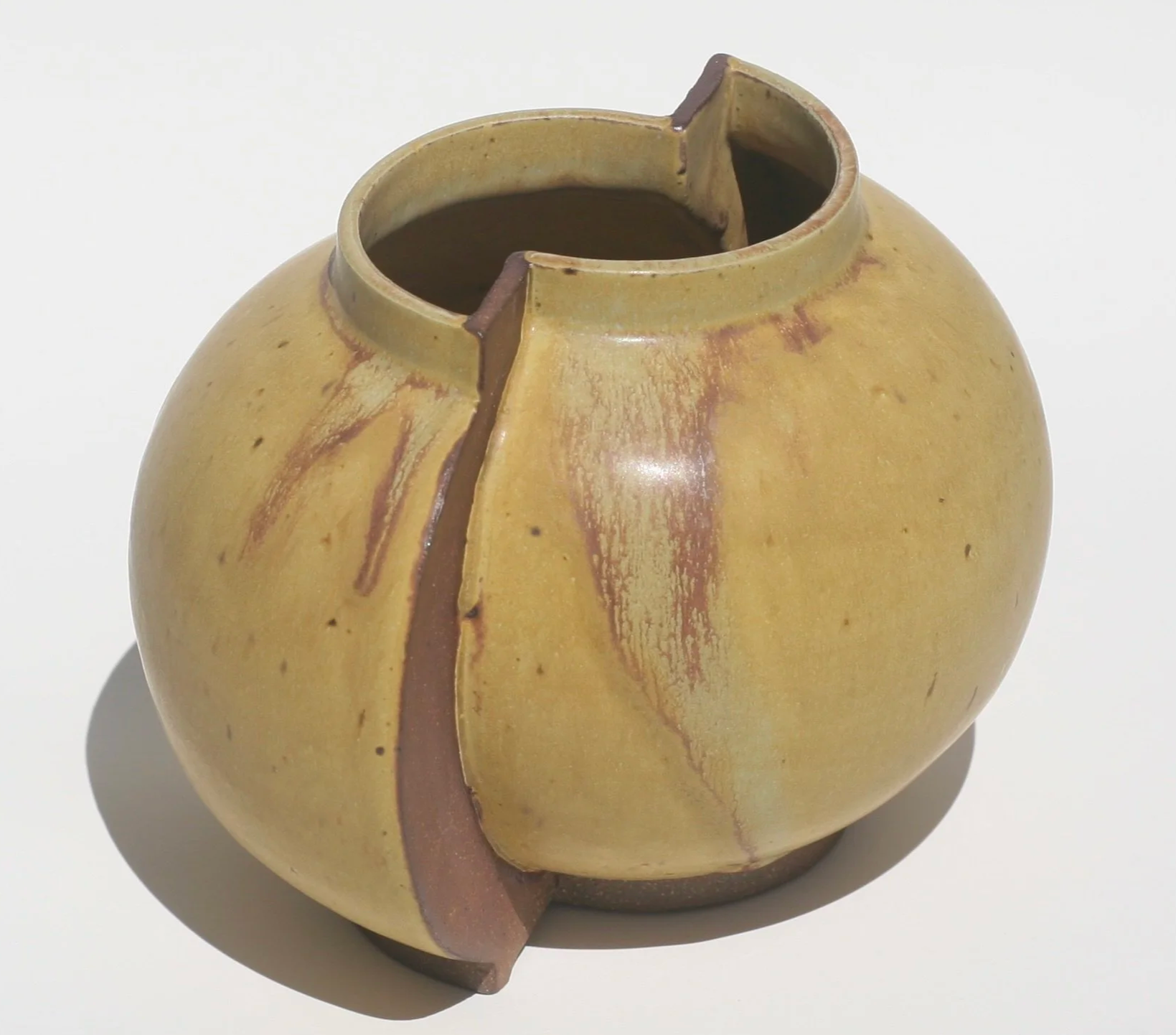 <p><strong>ELISE DANICO</strong>stoneware<a href="/elise-danico-jour-2026">More →</a></p>