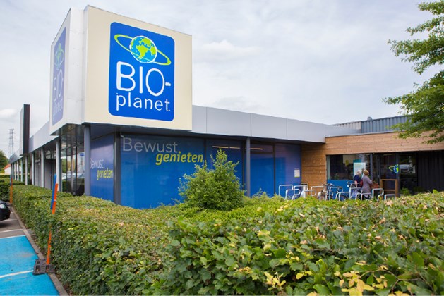 Hasselt ligt in de bovenste schuif bij de Colruyt Group, die al een vergunning op zak heeft voor de bouw van een Bio-Planet, een supermarkt met zo’n 7.000 biologische en ecologische producten. Deze producten kunnen ook online besteld worden, maar een winkel was er nog niet in onze provincie. ‘Er is een heel grote vraag naar een Bio-Planet in Limburg’, zegt directeur expansie Filip Van Landeghem. ‘Onze eerste vestiging in Limburg komt in de buurt van Dats 24 op de Genkersteenweg. Het wordt een supermarkt van 650 m² met op de verdieping een Colruyt-academie waar klanten workshops kunnen volgen. Daarnaast zijn we aan deze kant van Hasselt ook op zoek naar een locatie voor een tweede Colruyt-supermarkt.’
