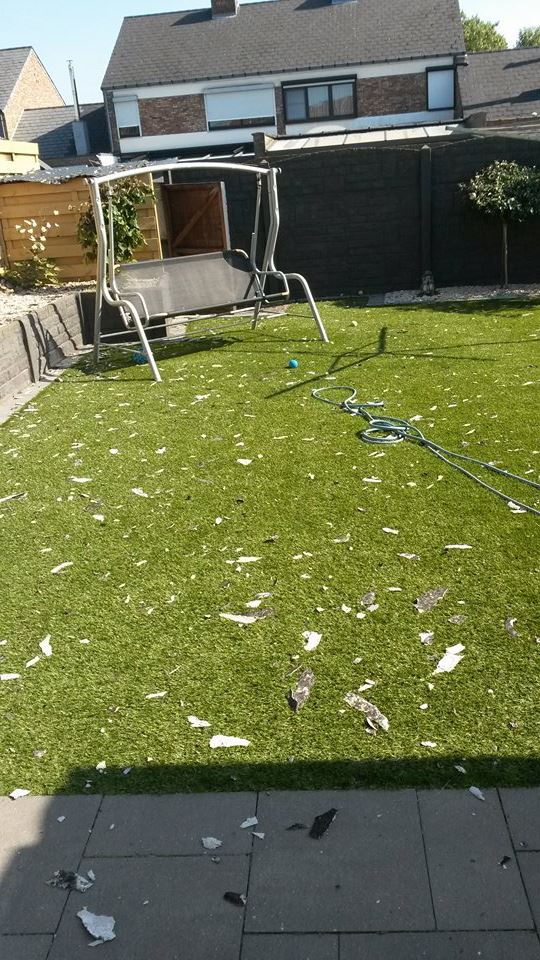 Deze foto is ons bezorgd door Hellings Carine met de volgende tekst " Ze zijn vandaag met de opruiming begonnen. Bij ons was de schade het ergste zegden de mannen in witte pakken. Leuk om te horen "