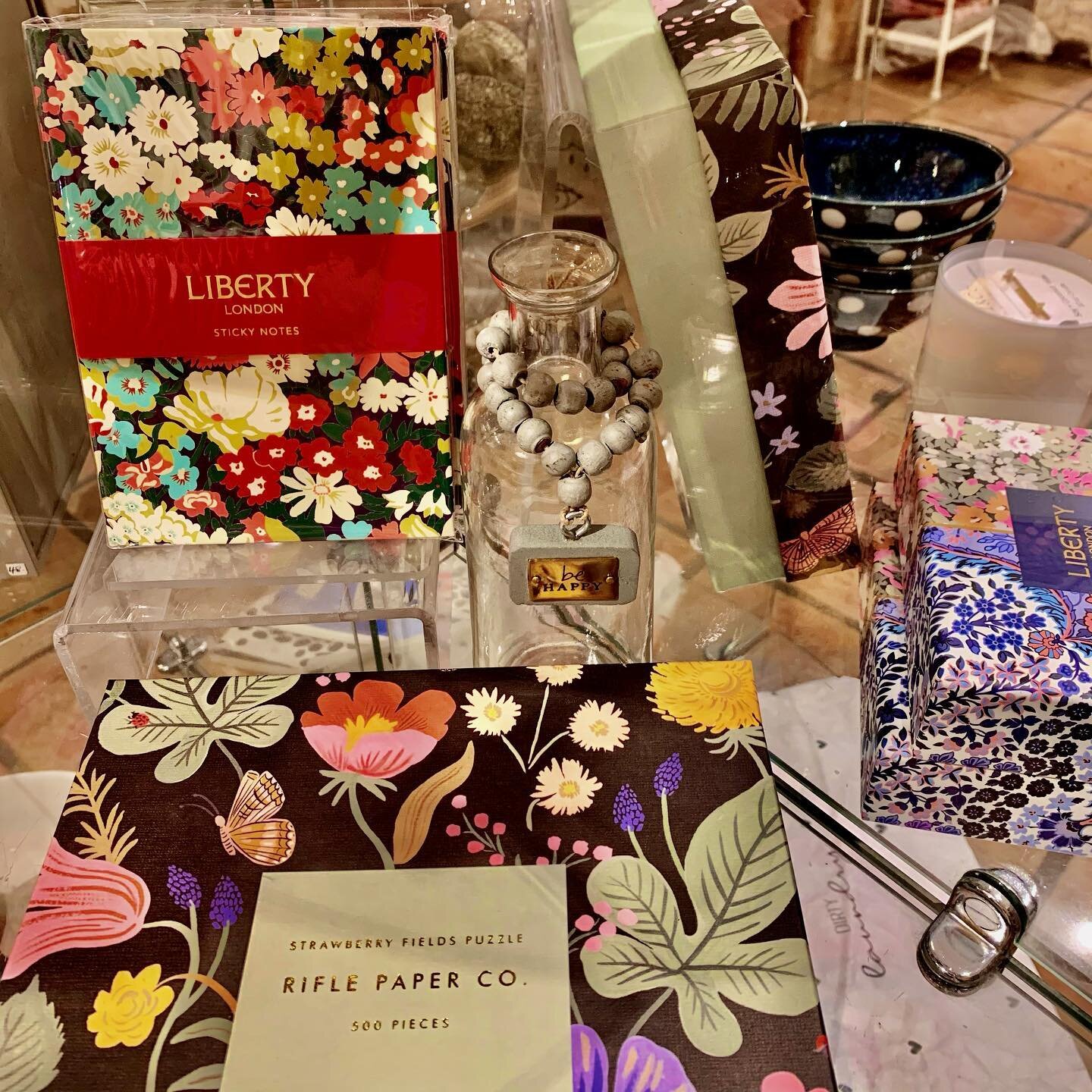 Feeling Floral🦋🌼🍄 #floralart #libertylondon #riflepaperco #puzzle #stickynotes #giftsforfriends #giftguide2021 #shopsmall #studiocitylife  #venturablvd