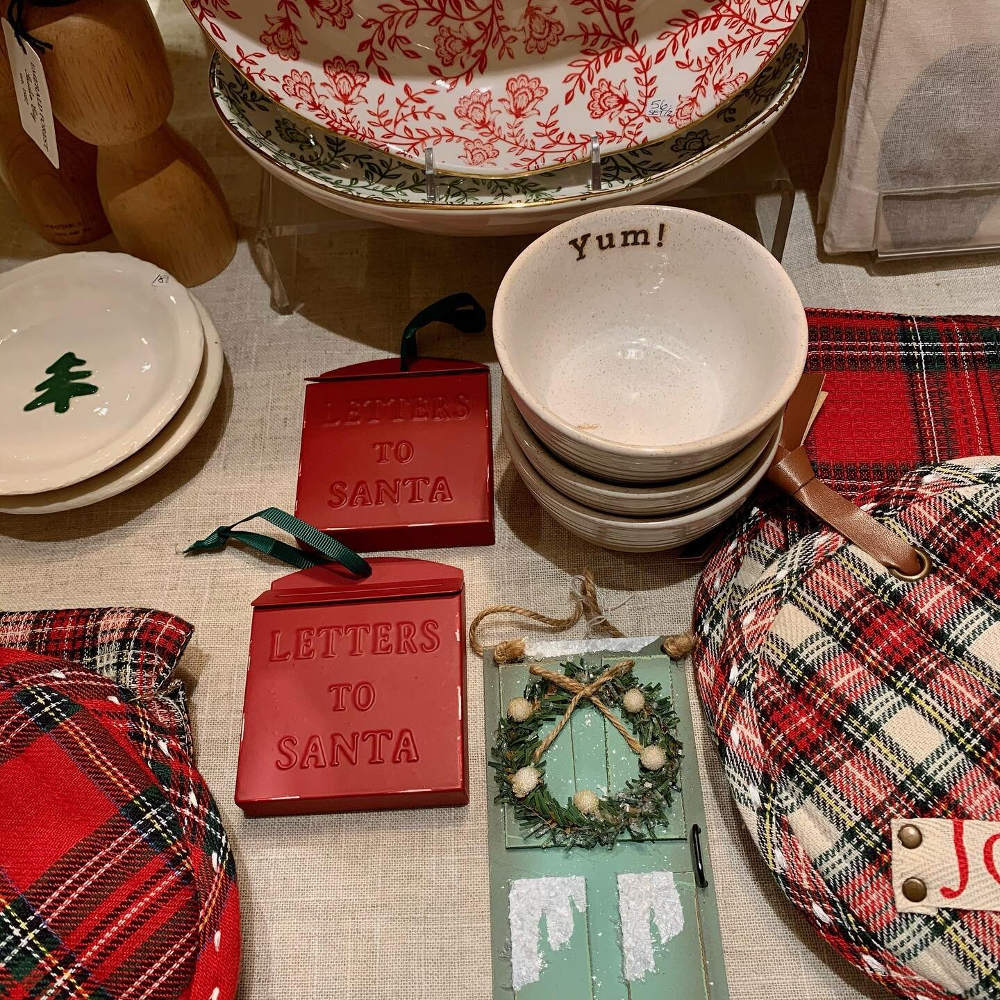 Holiday goodies still to be had. Come let us help you fill your stockings and put beautifully wrapped gifts under your tree 🌲 #christmasgifts #ornaments #stockingstuffers #giftideas #locallove #studiocityshopping #giftguide #lashopping