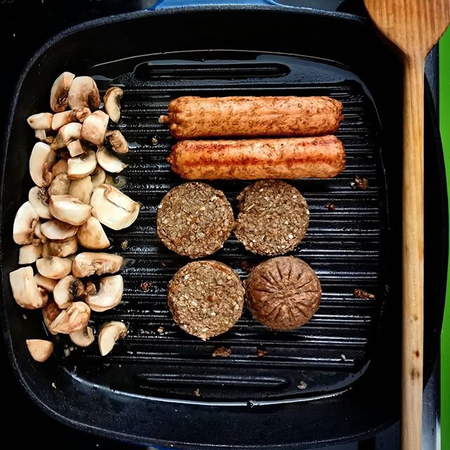 Veggie fry for lunch #mushrooms #clonakiltyveggiepudding #lindamcartneysausages