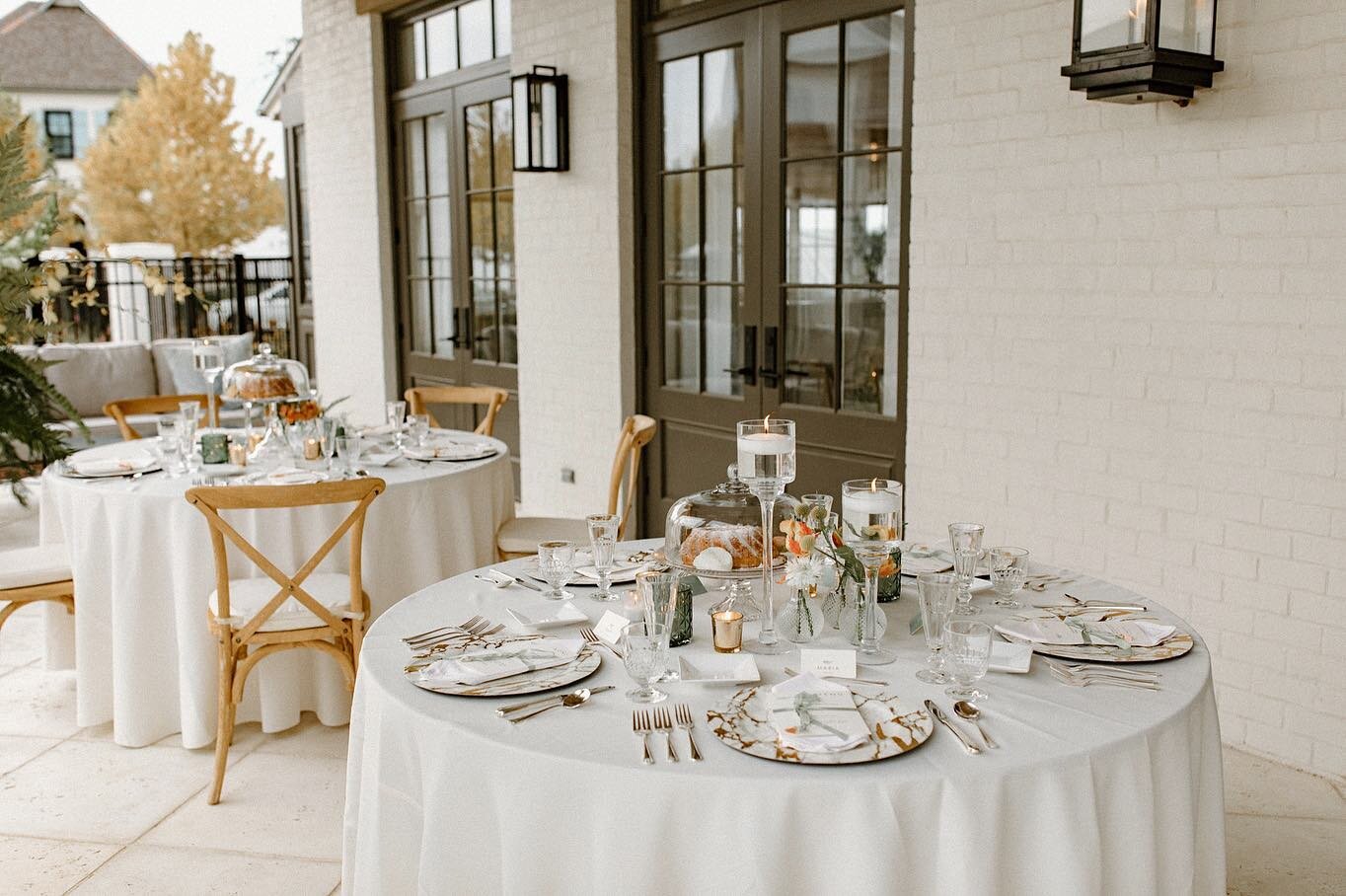I loved this reception! Intimate, sit down dinner inspiration with the most darling place settings, organic florals and the cutest personal bundt cakes. 🍰🤍✨

#dinnerreception #weddingreception #weddinginspiration backyardwedding #neworleanswedding 