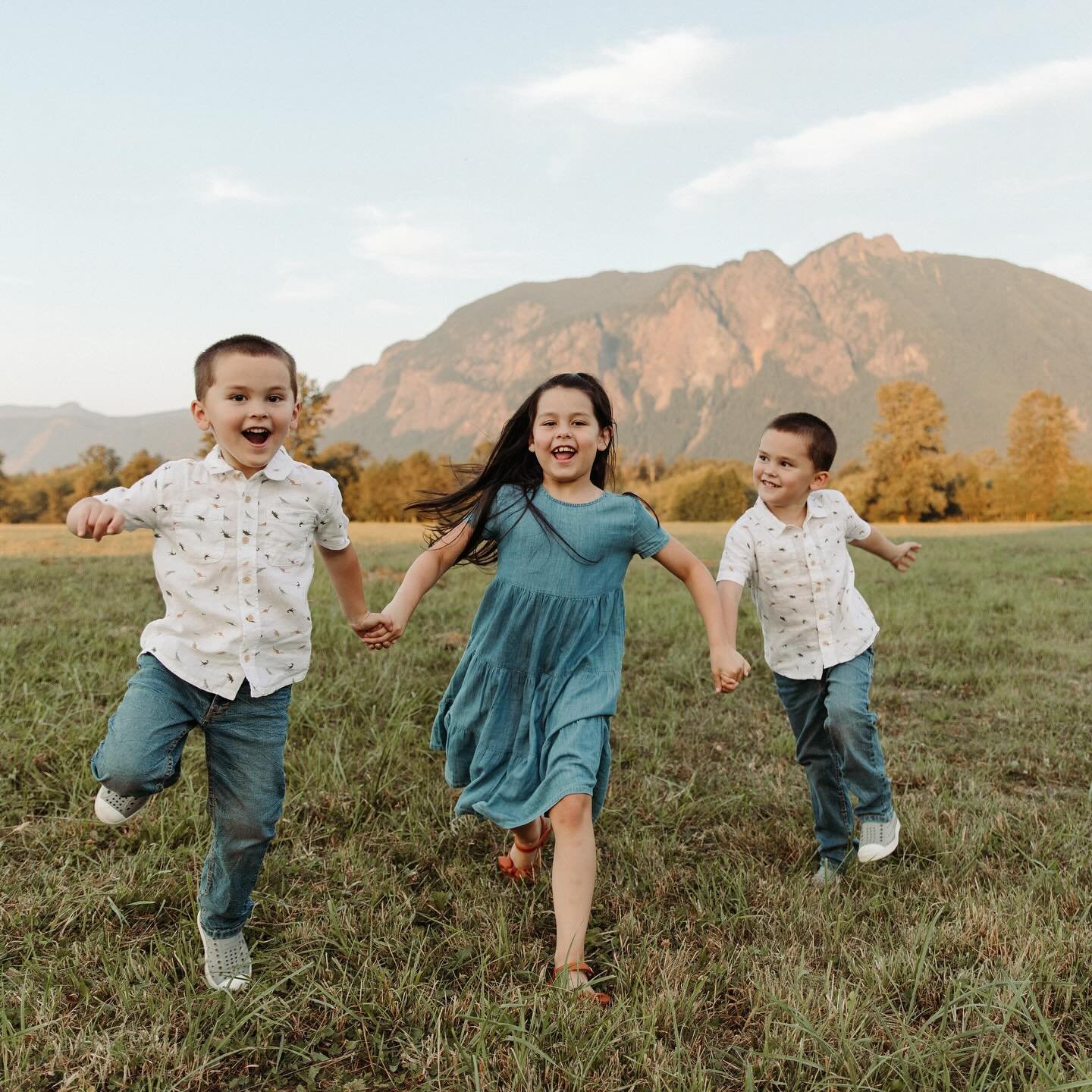 ✨ rollin&rsquo; with my homies

love evenings like this capturing beautiful babes with mount si as a backdrop. 

// lifestyle family session, north bend wa
#seattlefamilyphotographer #siblingrivalry #bestfriends #twinning #playtime #tag #twirling