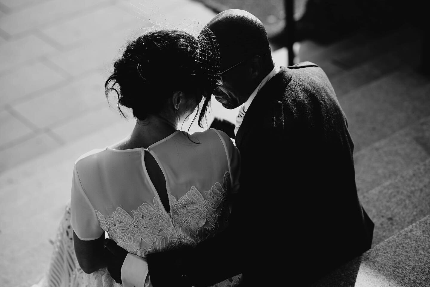 Rediscovering some hidden gems in my galleries today and this stylish Glasgow wedding at @cottiersglasgow was just too good not to share again 🖤