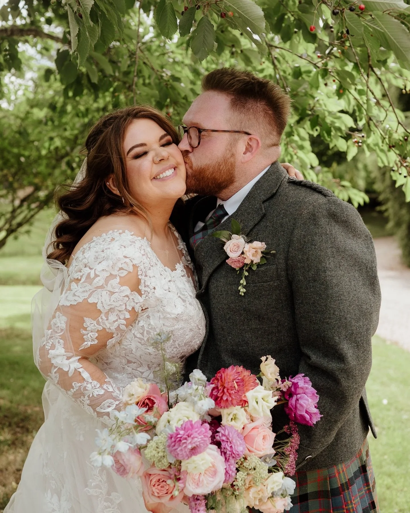 The Cameron&rsquo;s 🤍 | Hannah &amp; Ewan

Hannah &amp; Ewan were married at the beautiful @aswanley on the hottest day of the year and what an incredible day it was! I had the best time with this amazing couple!&hellip;&amp; of course, not forgetti