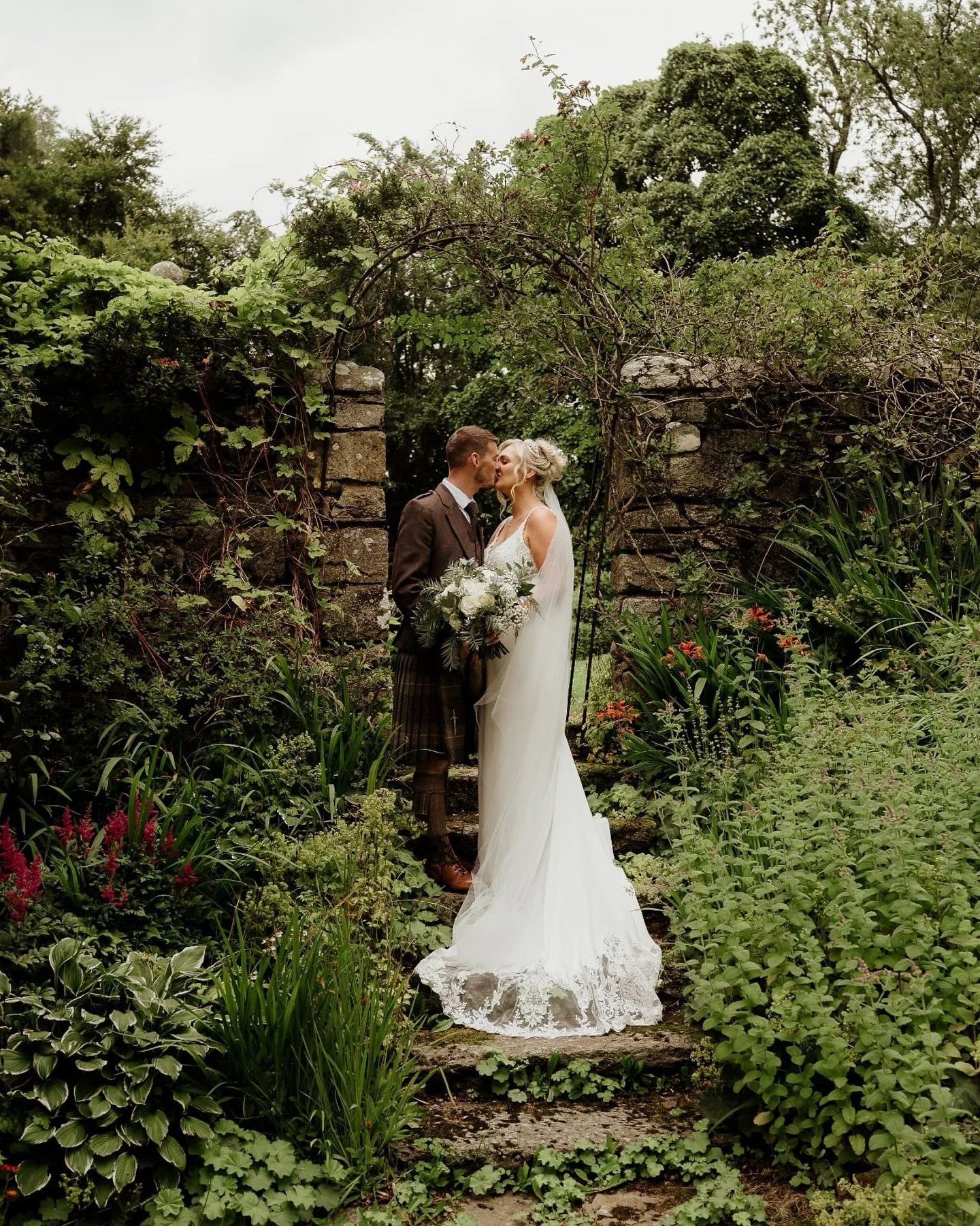 HOLY HELLY! what a day!! Jayde &amp; Darryl brought the party to Aswanley on Friday and it was an absolute belter from start to finish. 

Big shoutout to the dream team:
@flat4dmedia 
@blissturriff 
@blushbridalboutique_ 
@clairegardenmakeupandsprayt