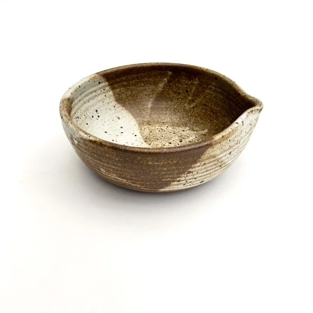 spouted-bowl-side-2-item-2869.jpeg