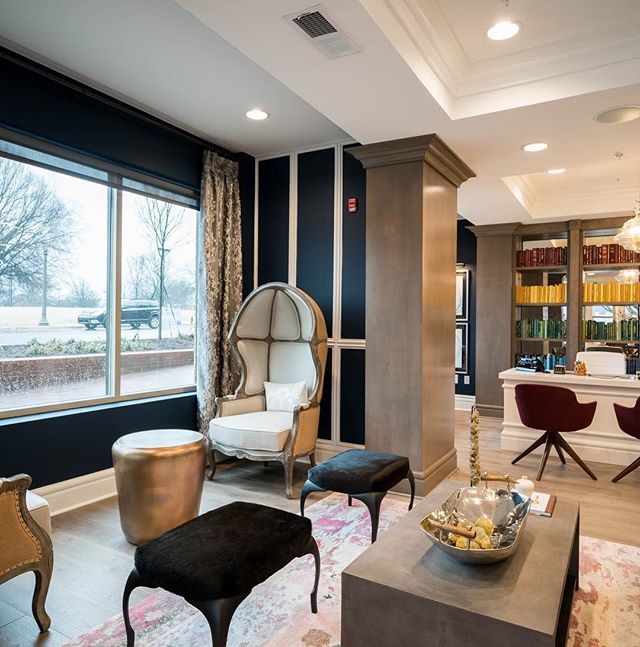 Modern meets classical meets eclectic 😍
#interiordesign #urbanikinteriors