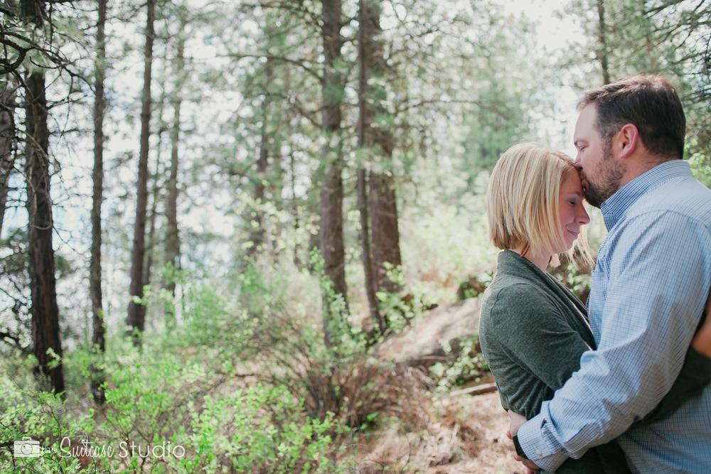 Bend, Oregon Lifestyle Wedding Photographer -  The Suitcase Studio - Engagement Photos at Big Eddy - Picnic with Dog