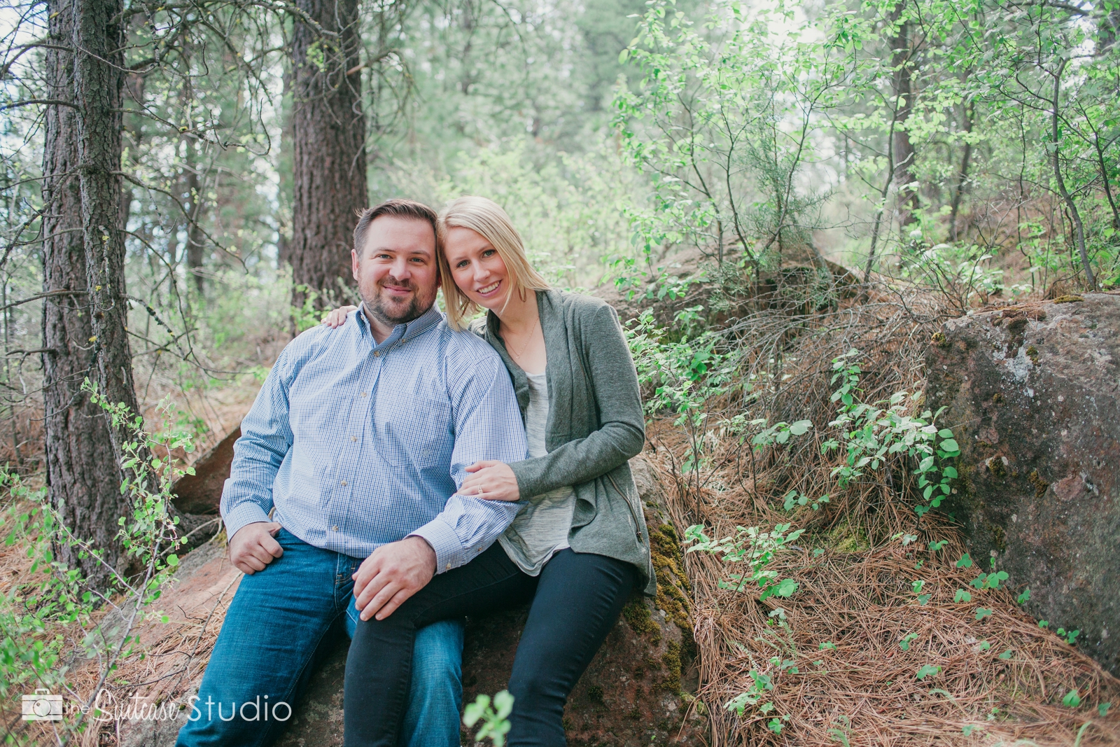 Bend, Oregon Lifestyle Wedding Photographer -  The Suitcase Studio - Engagement Photos at Big Eddy - Picnic in Deschutes Forest