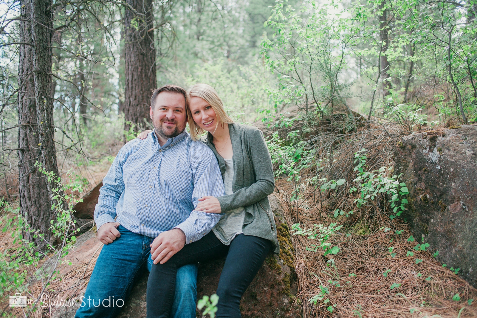 Bend, Oregon Lifestyle Wedding Photographer - The Suitcase Studio - Engagement Photos at Big Eddy - Picnic in Deschutes Forest