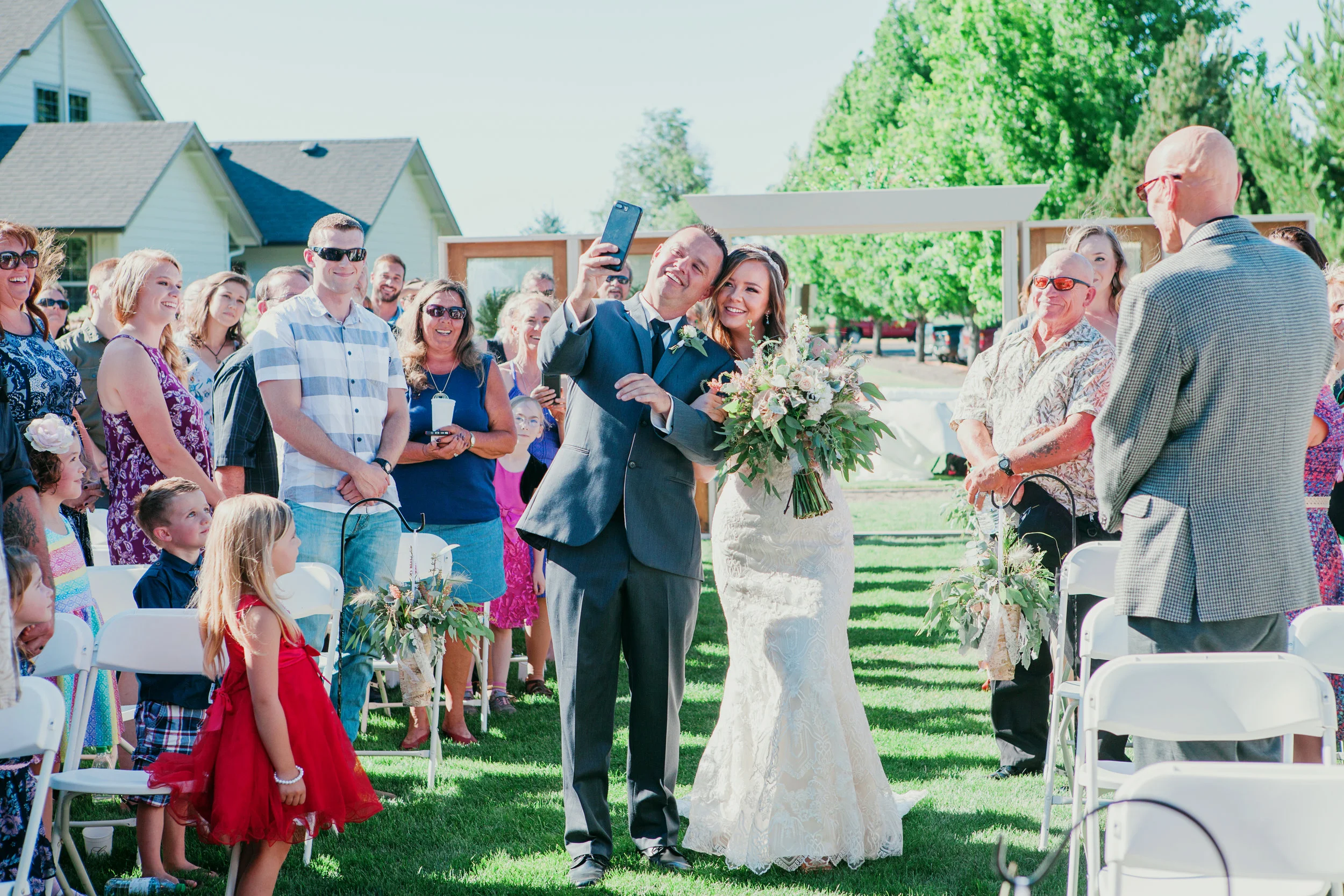 father-daughter-selfie-on-wedding-day-bend-oregon-wedding-photographer