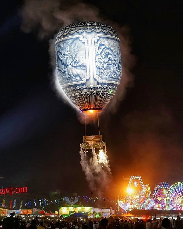 A Simple How-to Guide to Fire Balloon

Take a 9m (30ft) tall balloon that your community came together to make of paper.  Paint it beautifully and intricately over the course of months.  Inflate it with the hot air and smoke from giant flaming torche