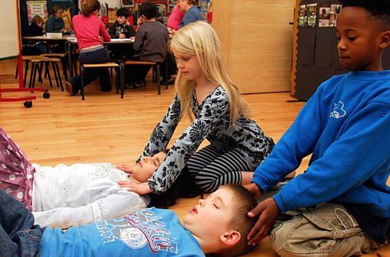 How two minutes of mindfulness can calm a class and boost attainment (theguardian.com)