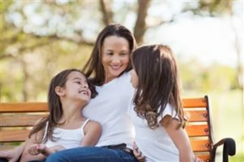 mom-bench-daughters-300.jpg