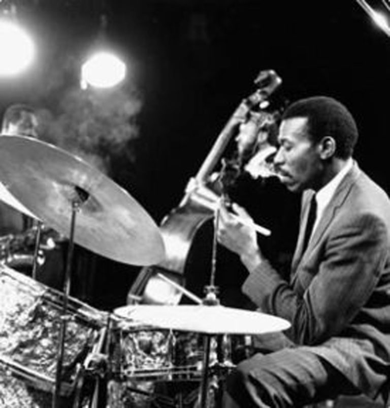 gretsch-elvin-Jones-by-Lee-Tanner-768x802.jpg